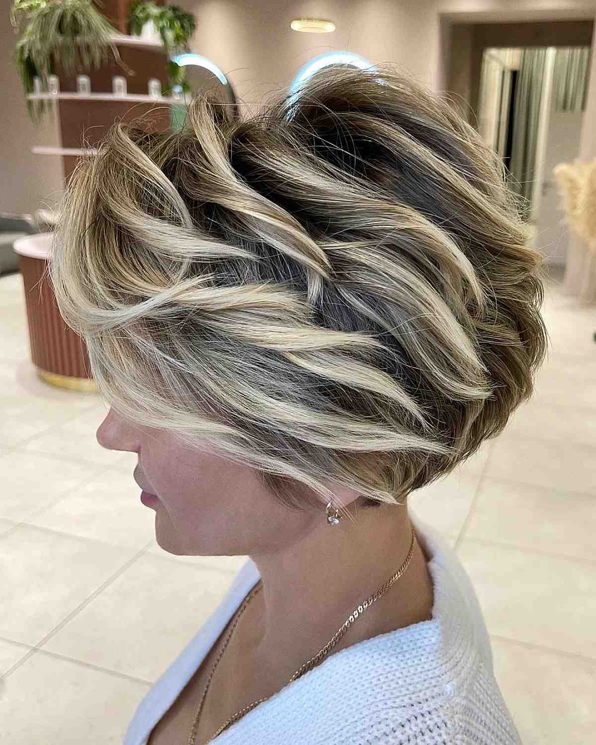 16 Best Short Hair with Highlights for 2025