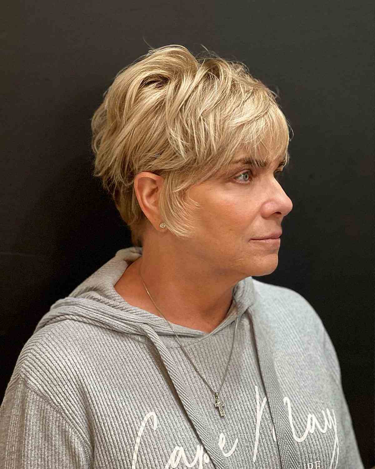 23 Flattering Short Haircuts for Oval Faces in 2025