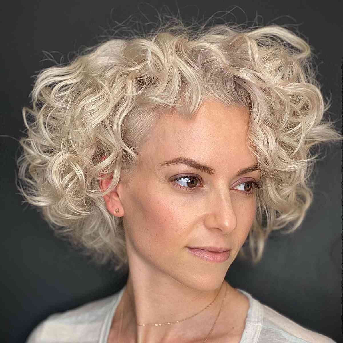 23 Flattering Short Haircuts for Oval Faces in 2025