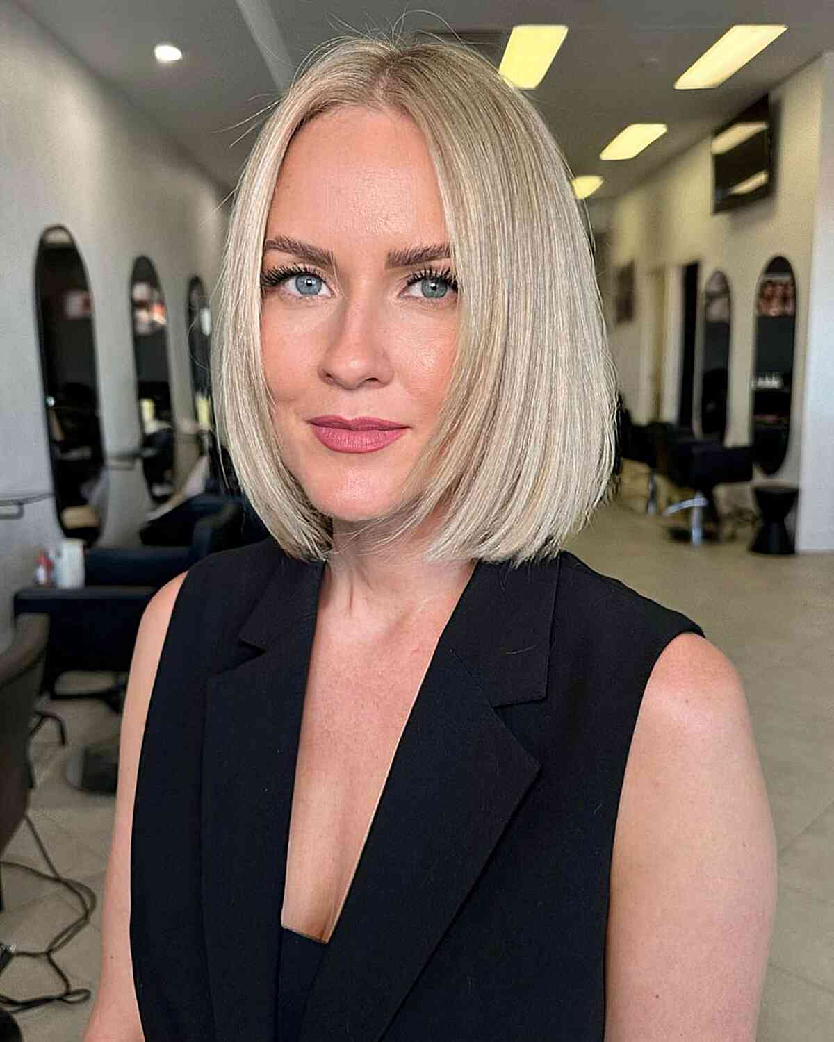 23 Flattering Short Haircuts for Oval Faces in 2025