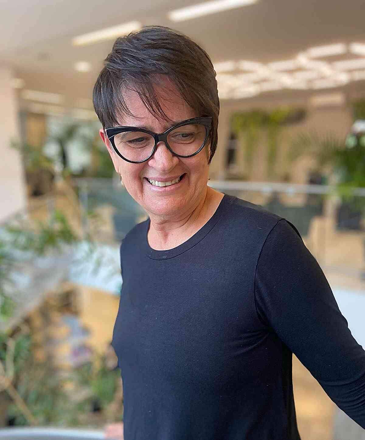 31 Best Short Hairstyles for Women Over 50 With Glasses