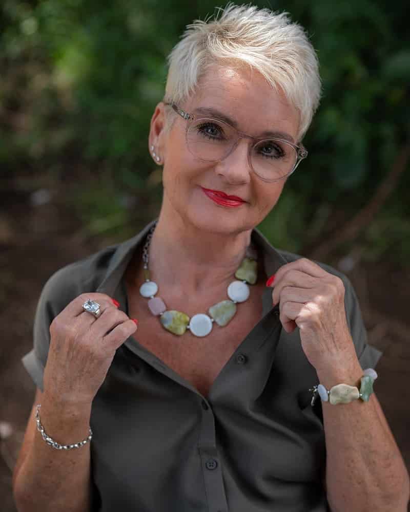 31 Best Short Hairstyles for Women Over 50 With Glasses