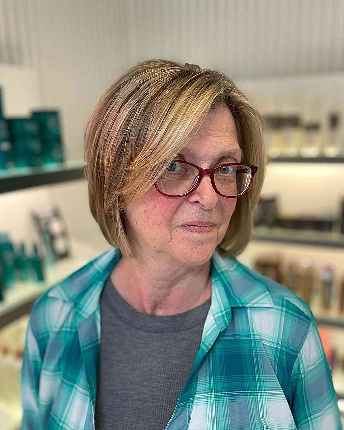 31 Best Short Hairstyles for Women Over 50 With Glasses