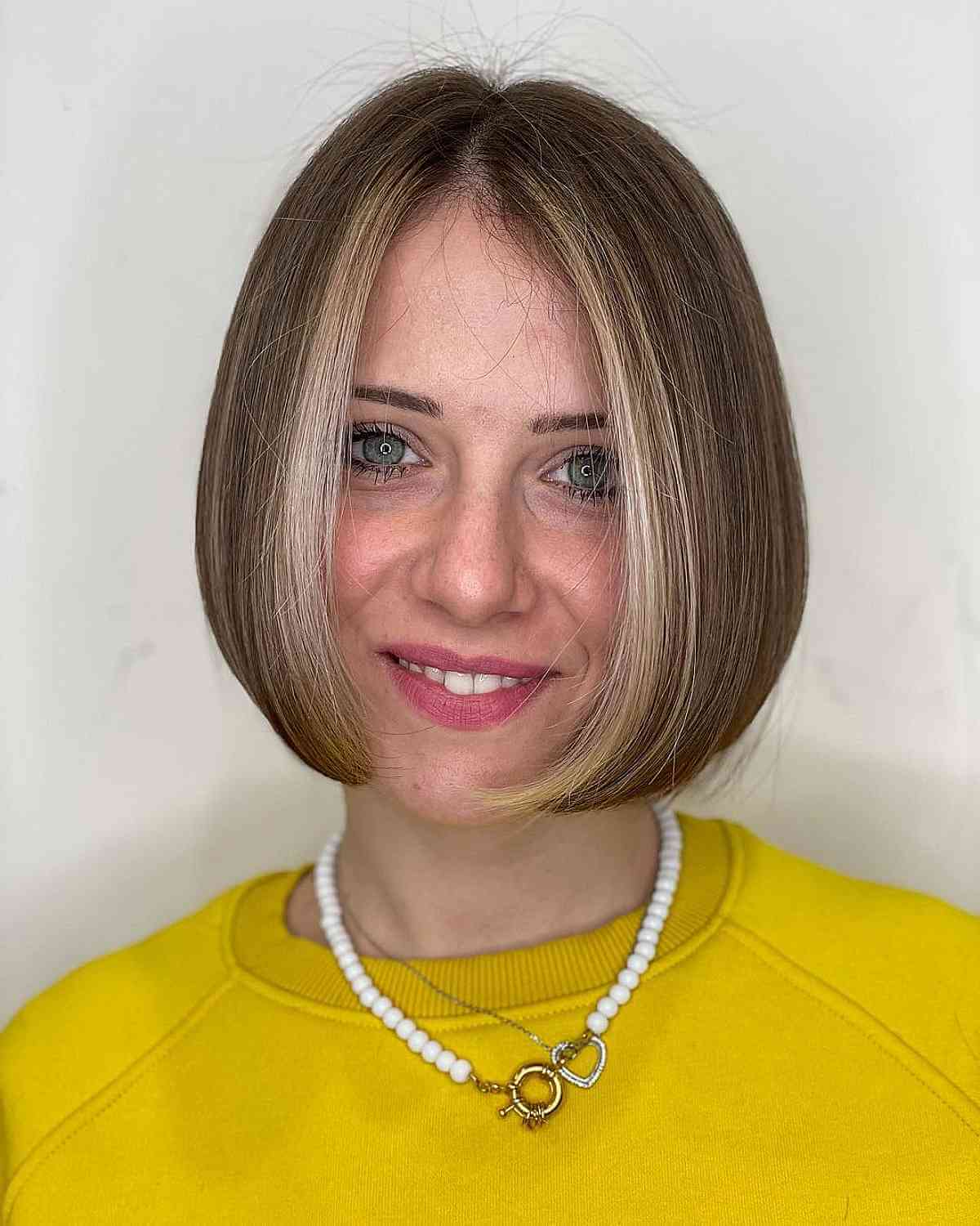 45 Cutest Above-The-Shoulder Haircuts for A Perfect In-Between Length