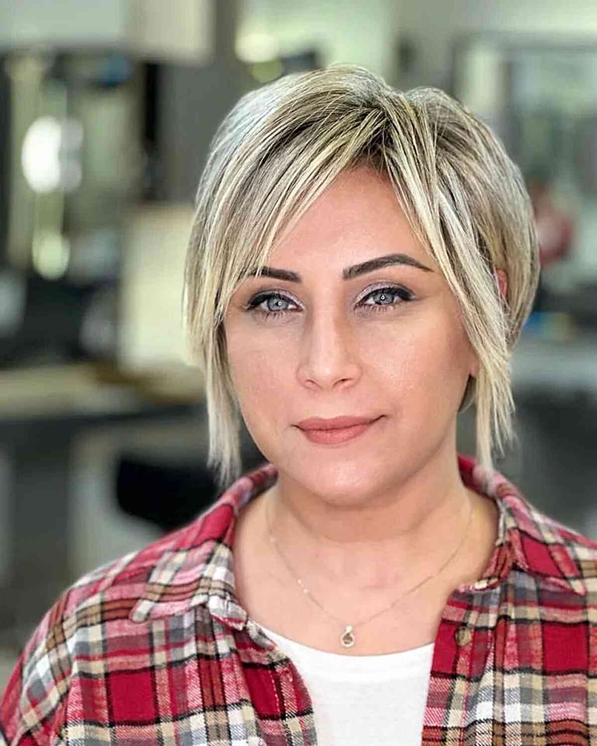 64 Sexiest Short Hairstyles for Women Over 40 in 2025