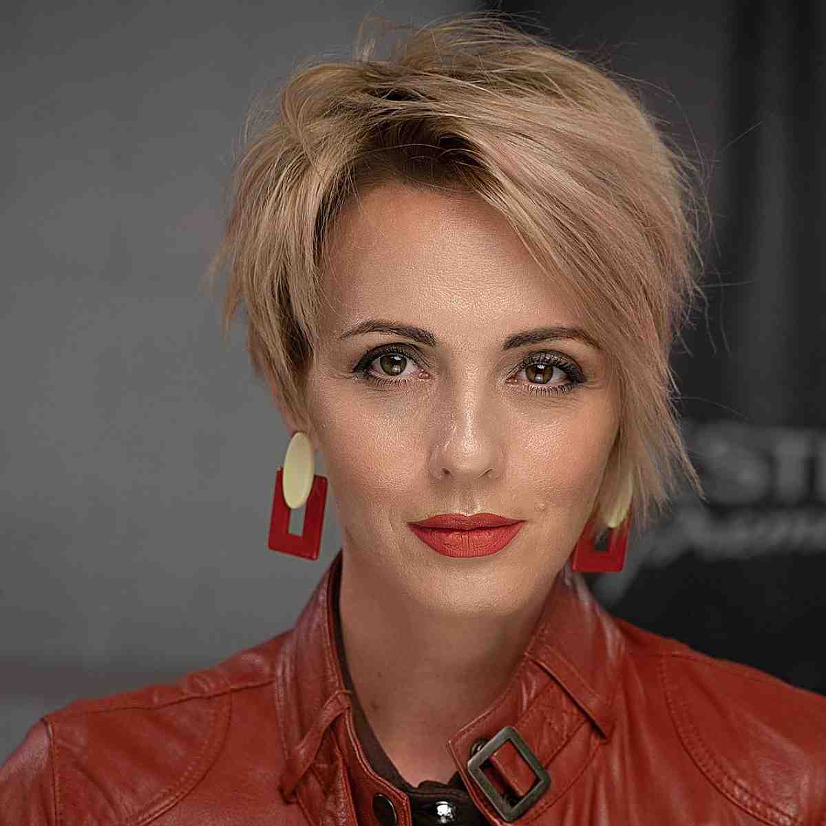 64 Sexiest Short Hairstyles for Women Over 40 in 2025