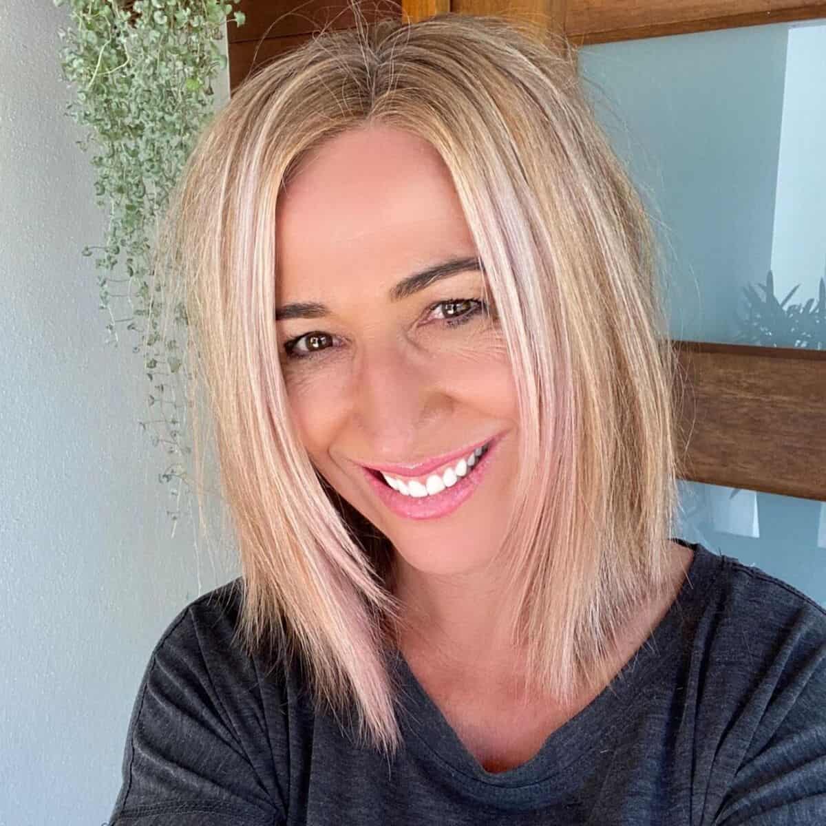 64 Sexiest Short Hairstyles for Women Over 40 in 2025
