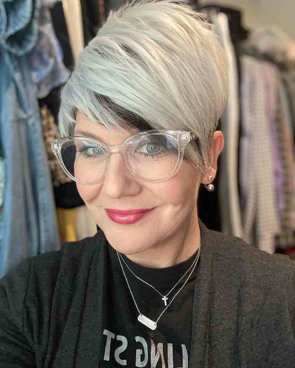 64 Sexiest Short Hairstyles for Women Over 40 in 2025
