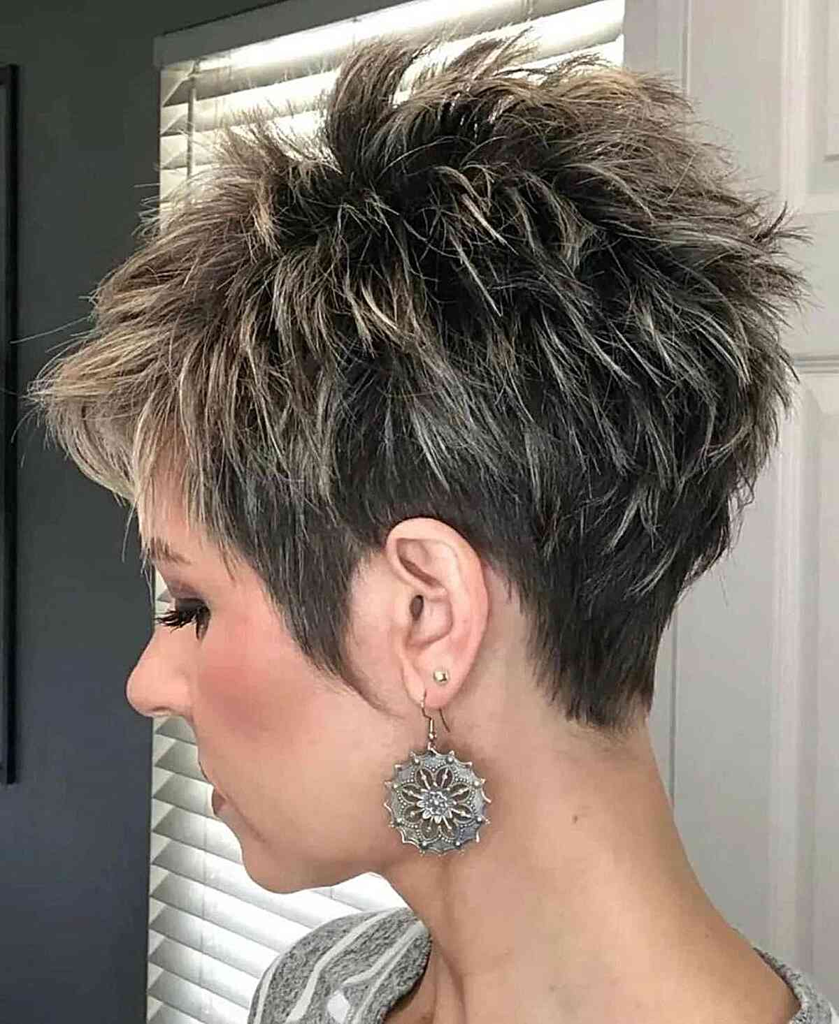 64 Sexiest Short Hairstyles for Women Over 40 in 2025
