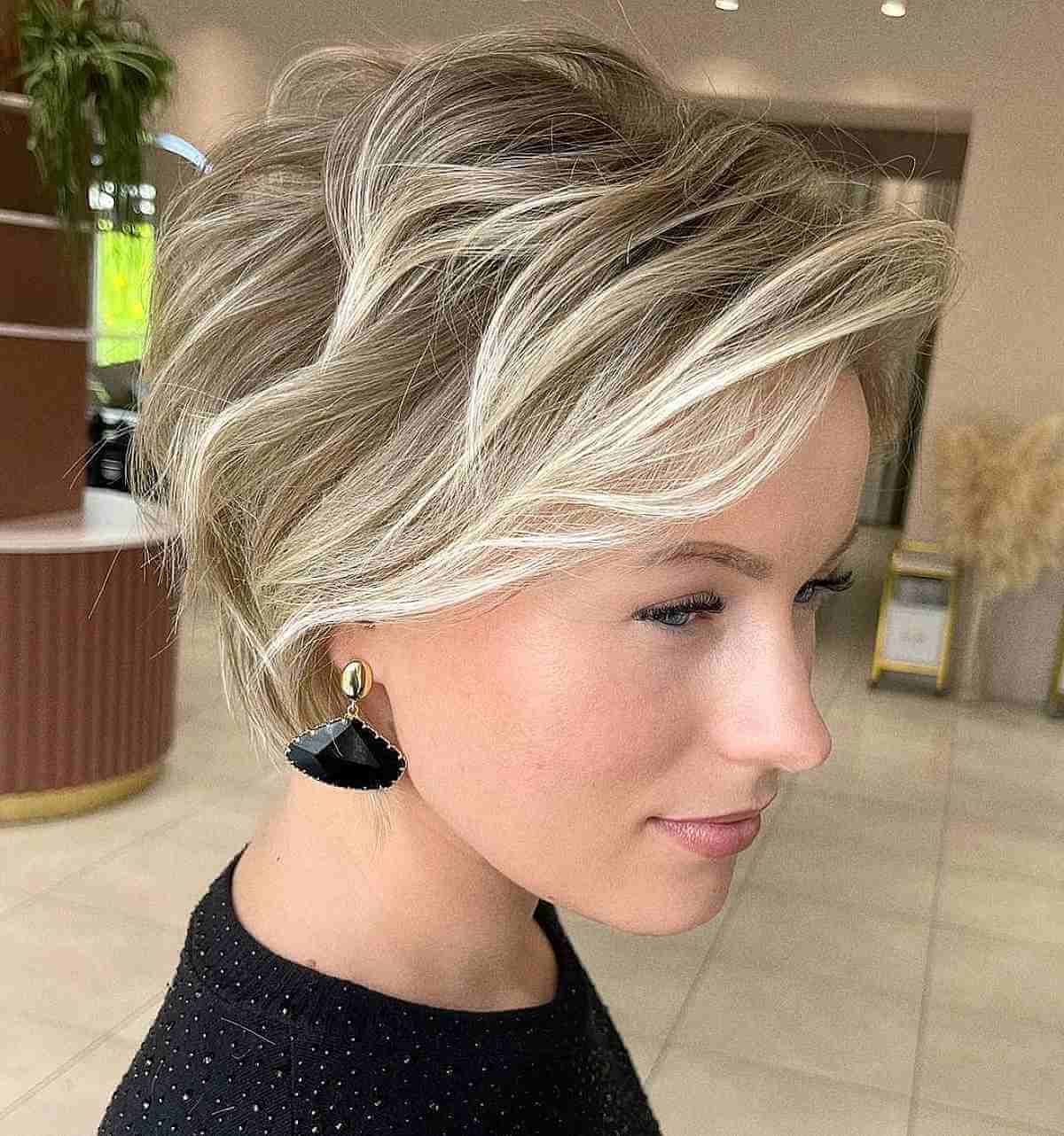 64 Sexiest Short Hairstyles for Women Over 40 in 2025