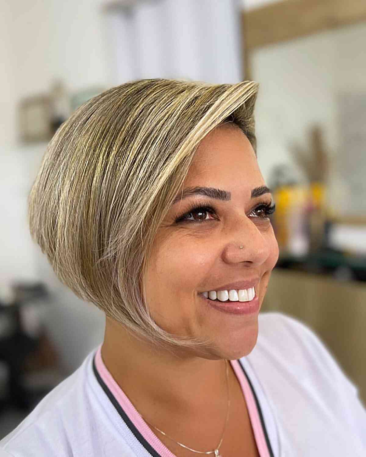 50 Best Short Hairstyles for Round Faces to Look Slimmer