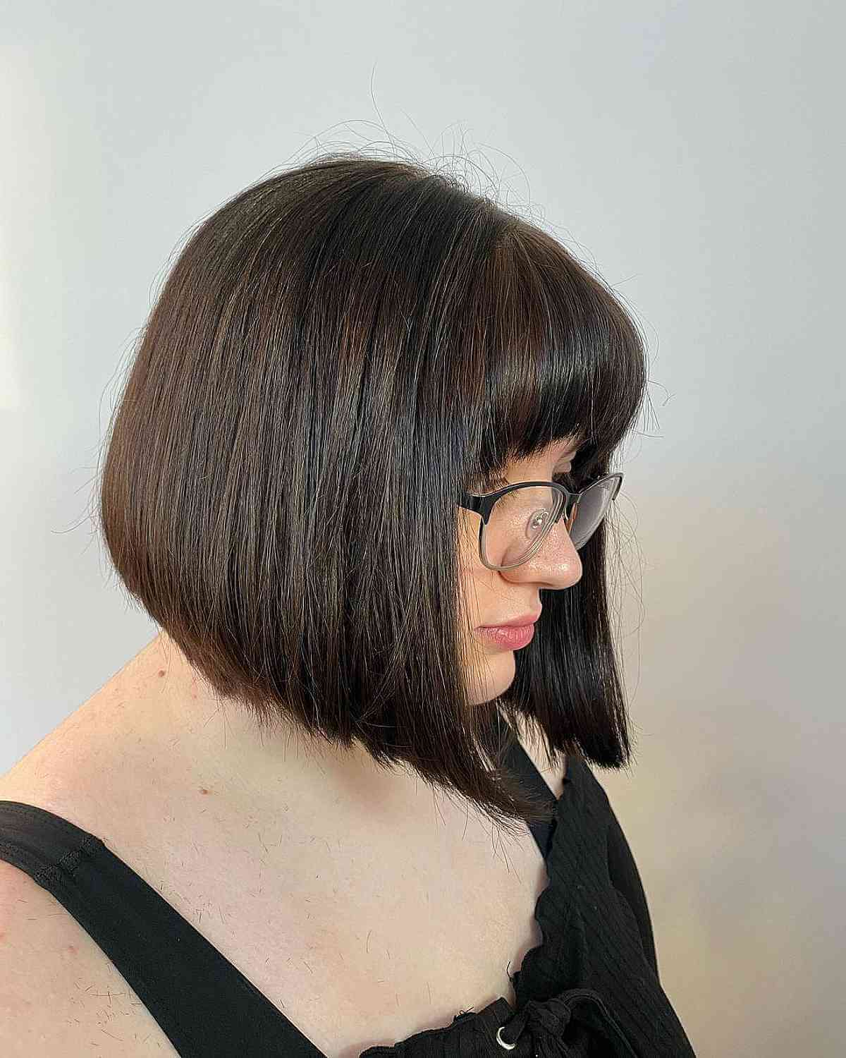 50 Best Short Hairstyles for Round Faces to Look Slimmer