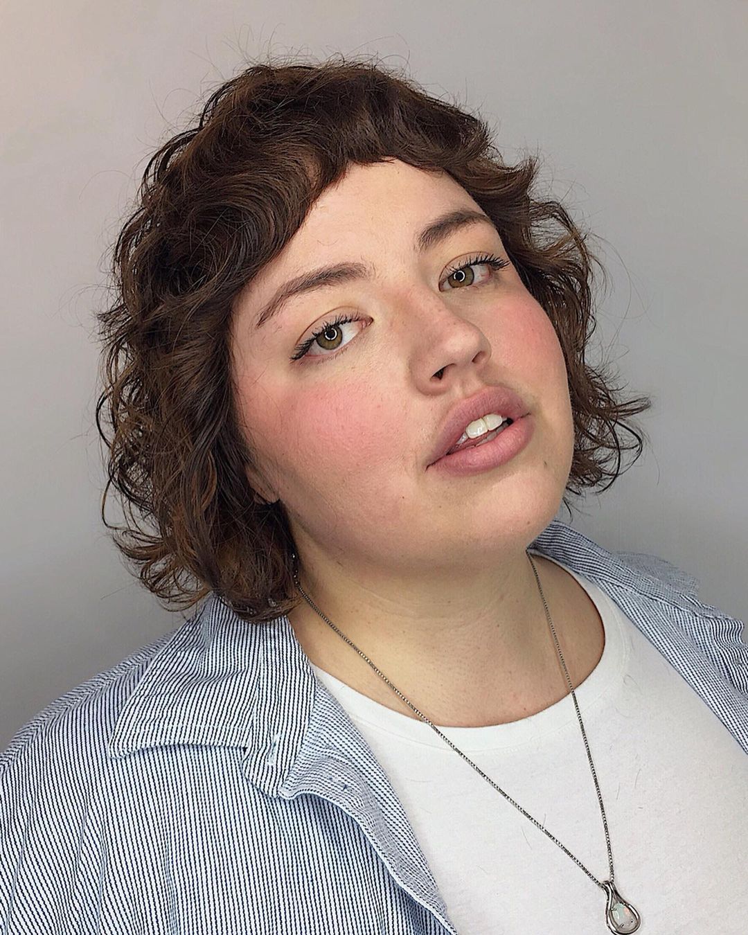 50 Best Short Hairstyles for Round Faces to Look Slimmer