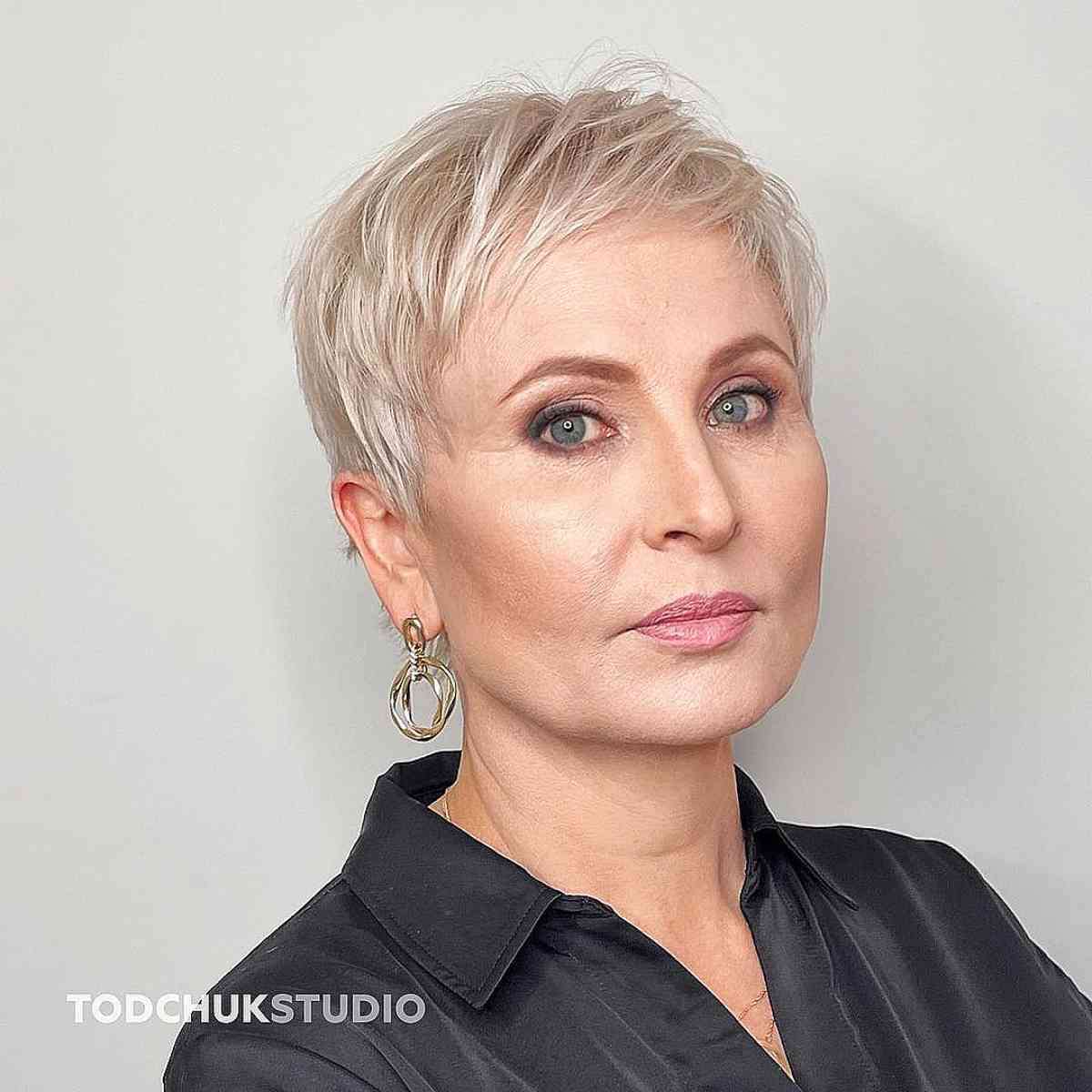50 Best Short Hairstyles for Round Faces to Look Slimmer