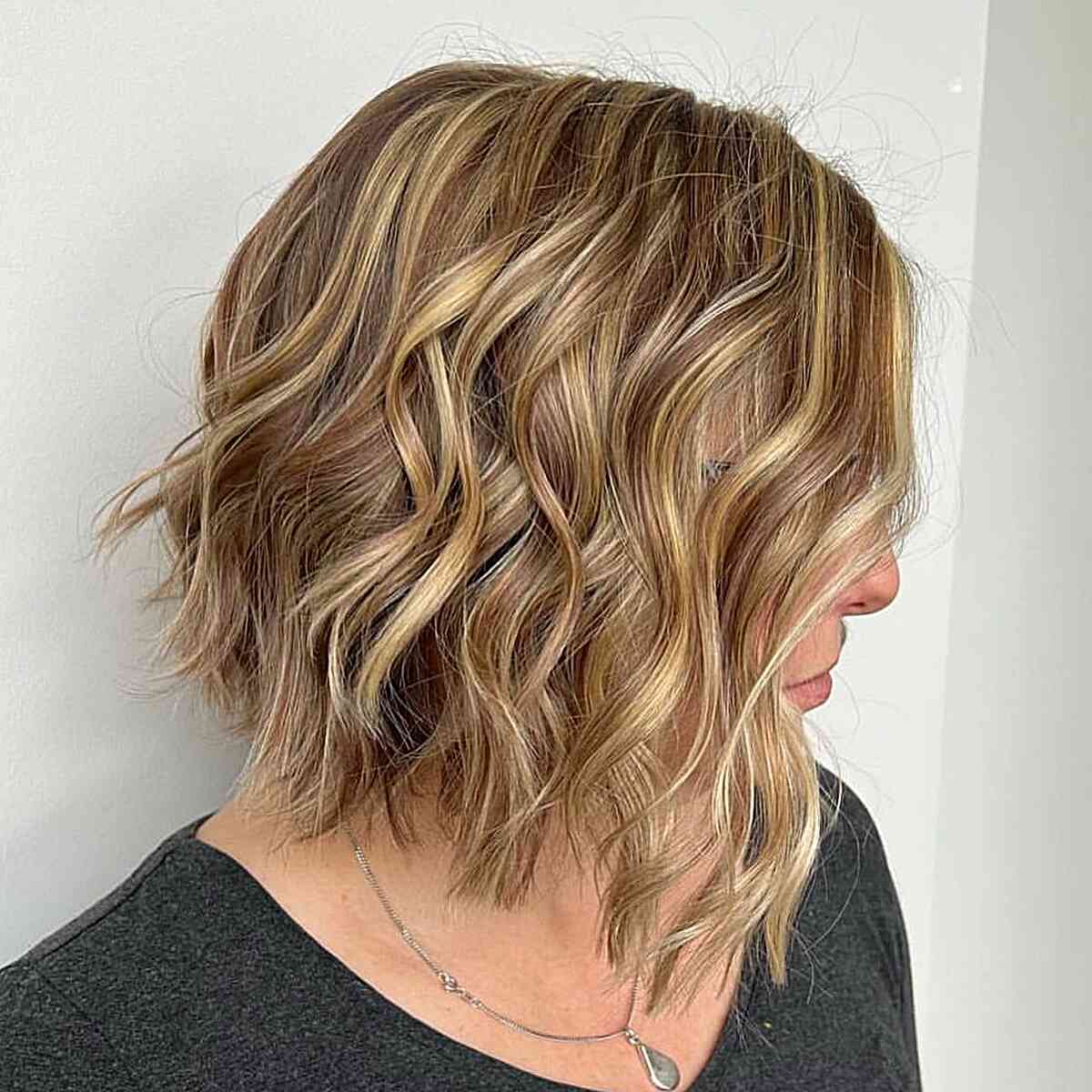 50 Best Short Hairstyles for Round Faces to Look Slimmer