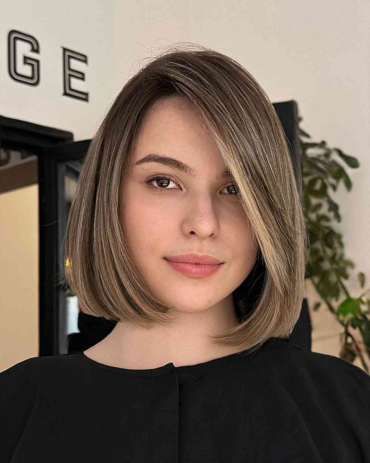 50 Best Short Hairstyles for Round Faces to Look Slimmer