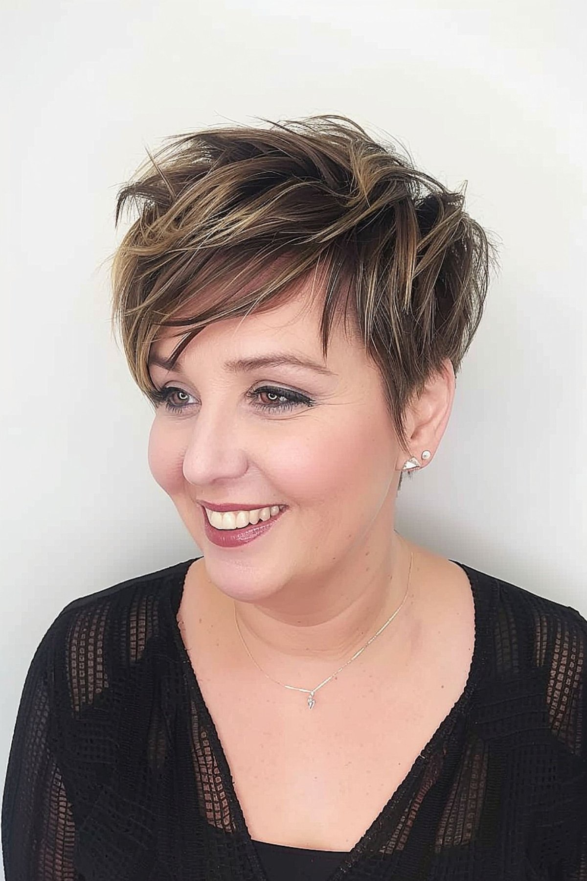 50 Best Short Hairstyles for Round Faces to Look Slimmer