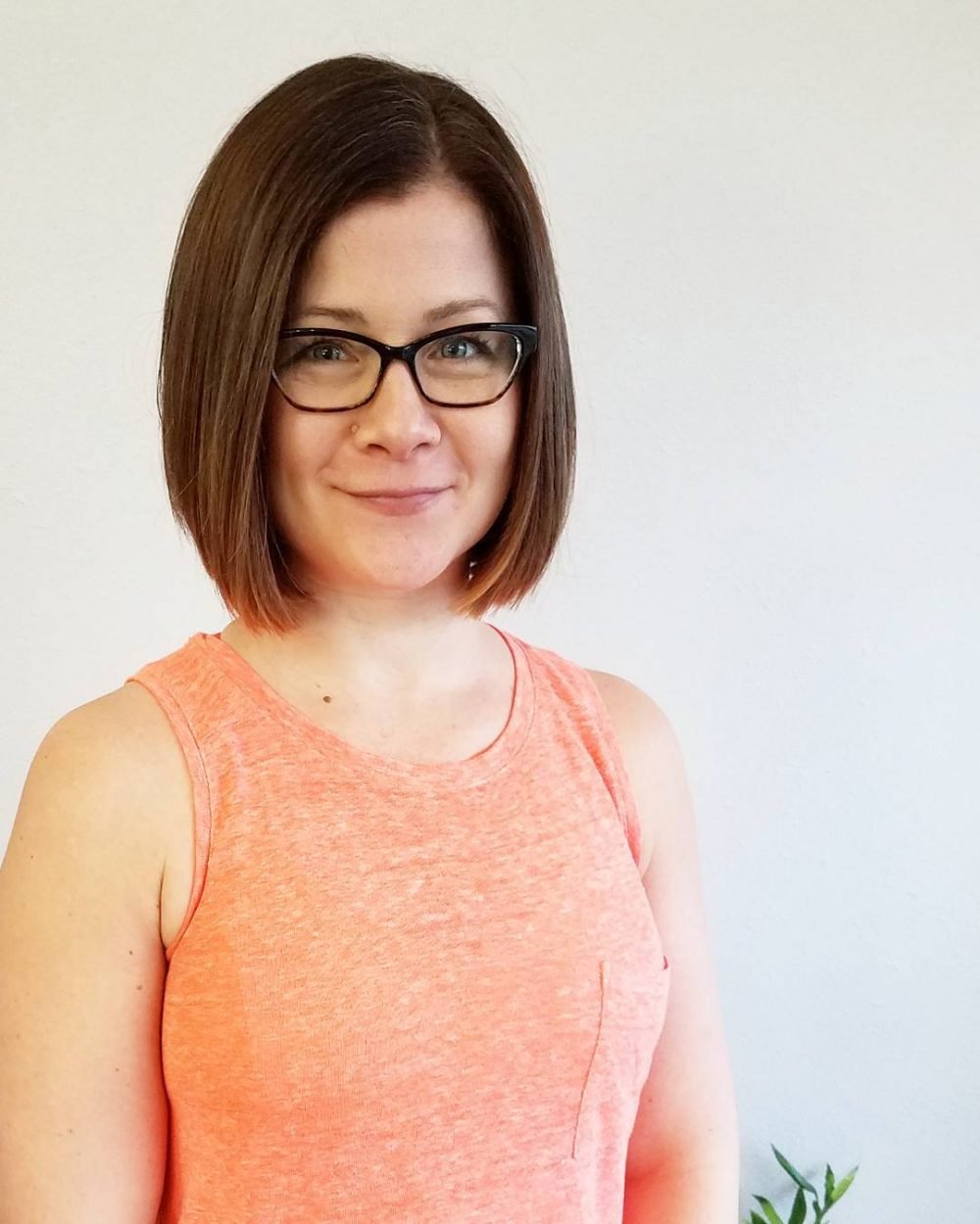 42 Flattering Short Hairstyles for Long Faces in 2025