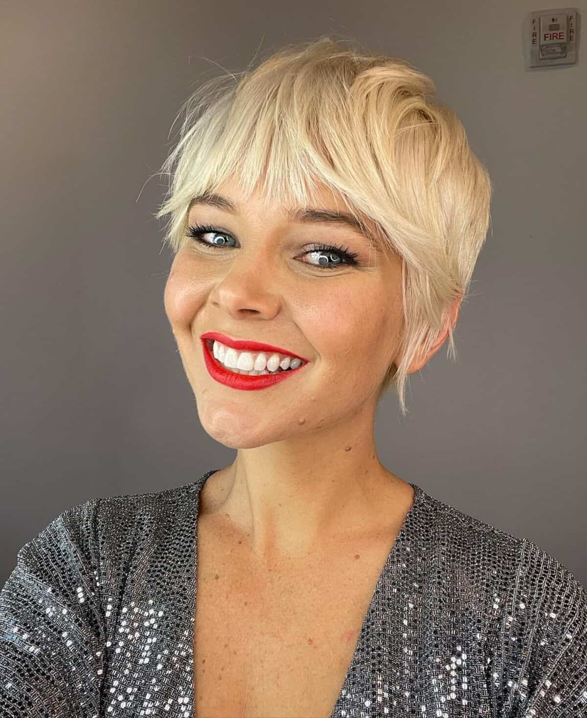 42 Flattering Short Hairstyles for Long Faces in 2025