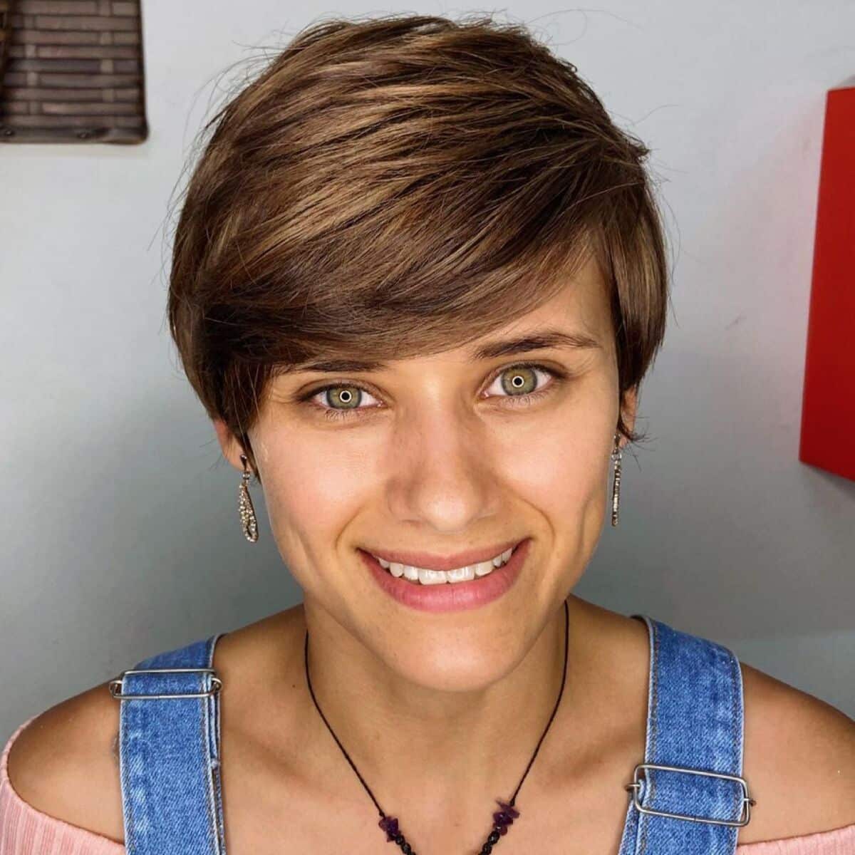 42 Flattering Short Hairstyles for Long Faces in 2025