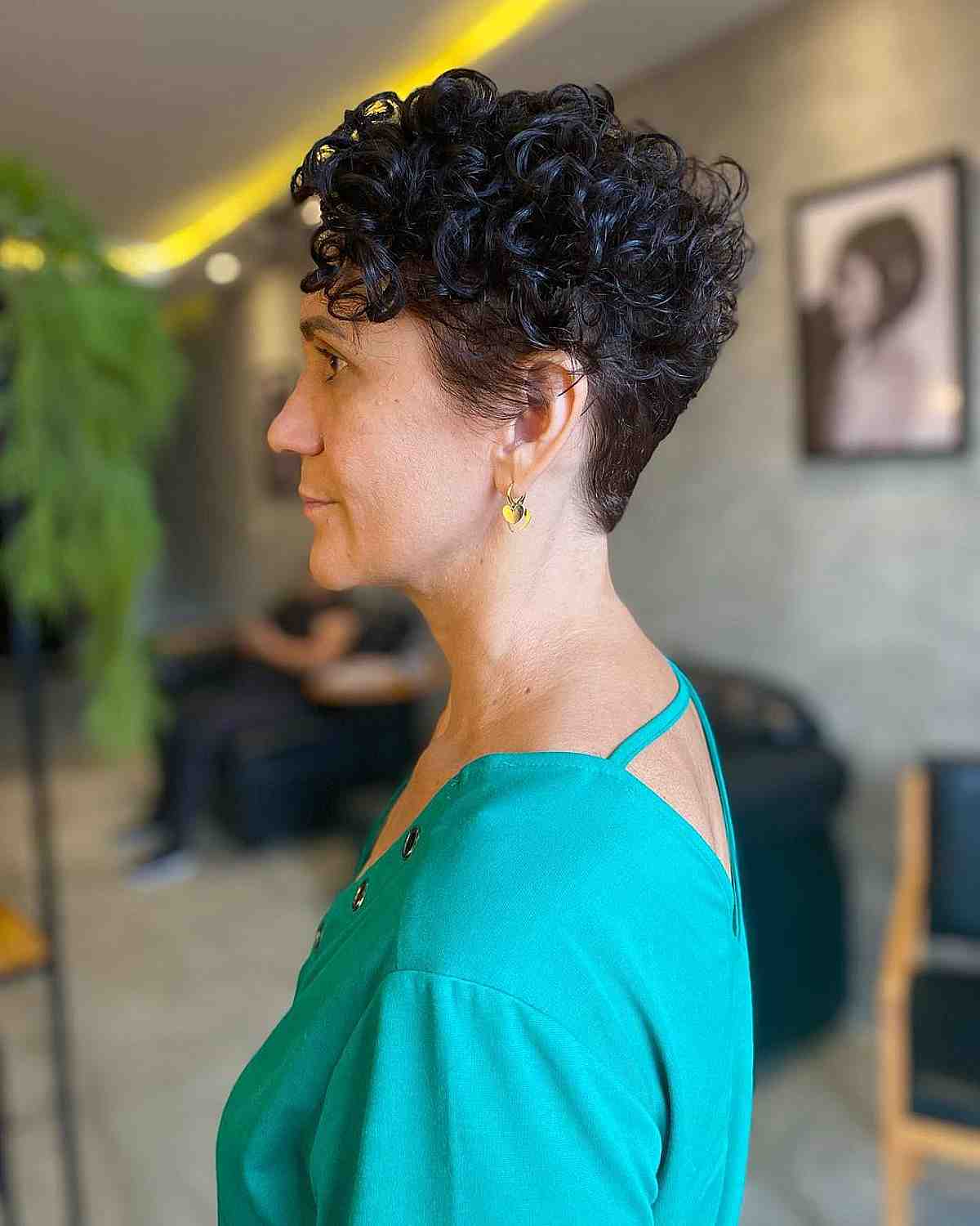 35+ Cutest Curly Pixie Cut Ideas & How to Choose A Flattering One