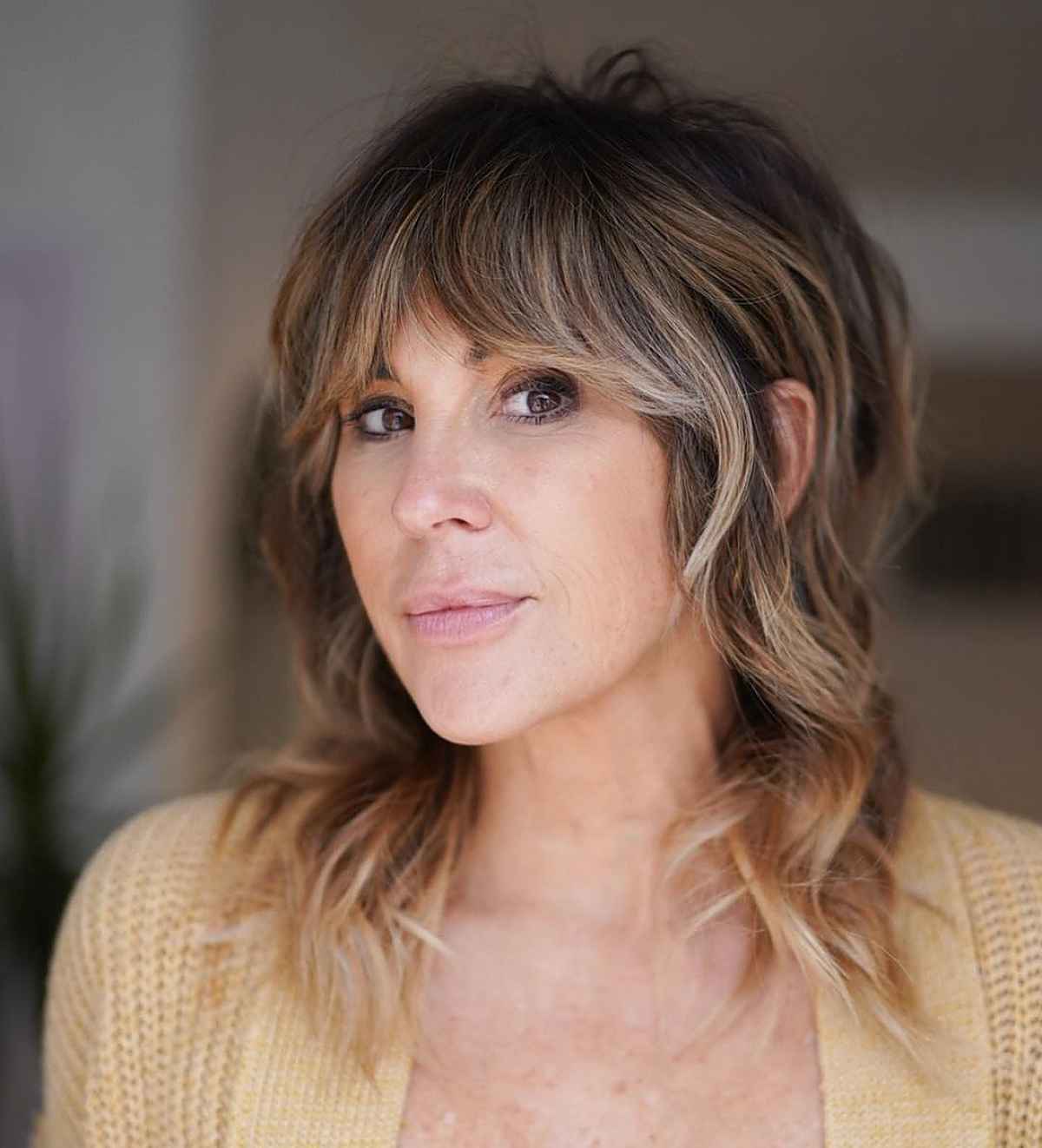 Pairing Curtain Bangs with Wavy Hair? 22 Best Ways to Do It
