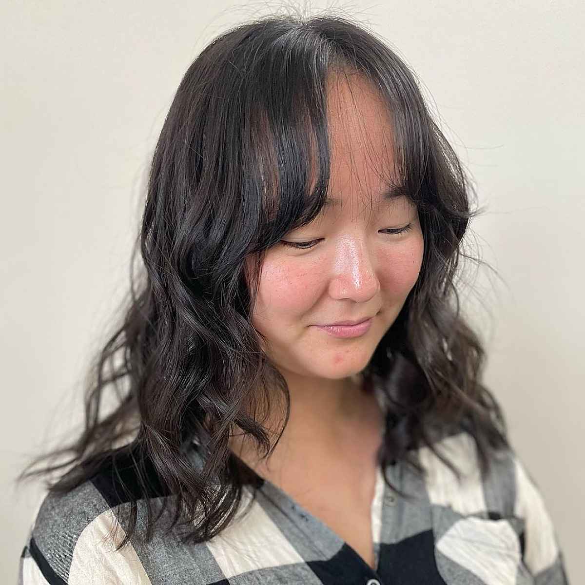 Pairing Curtain Bangs with Wavy Hair? 22 Best Ways to Do It
