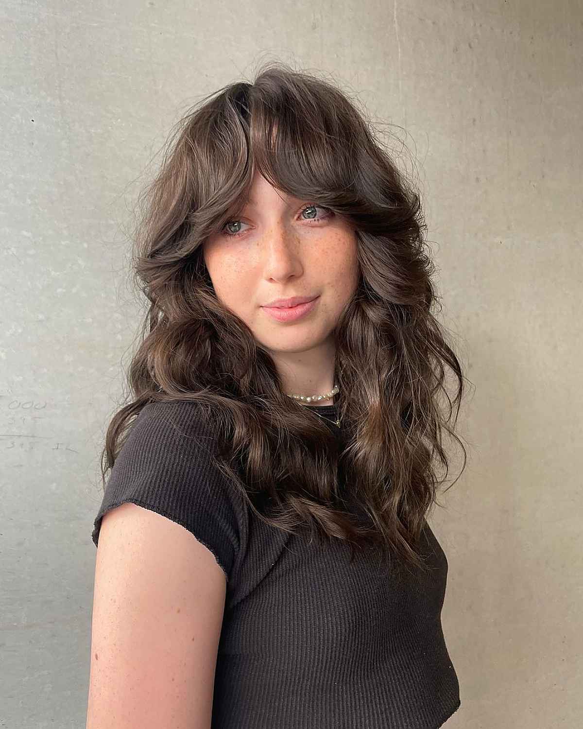 Pairing Curtain Bangs with Wavy Hair? 22 Best Ways to Do It