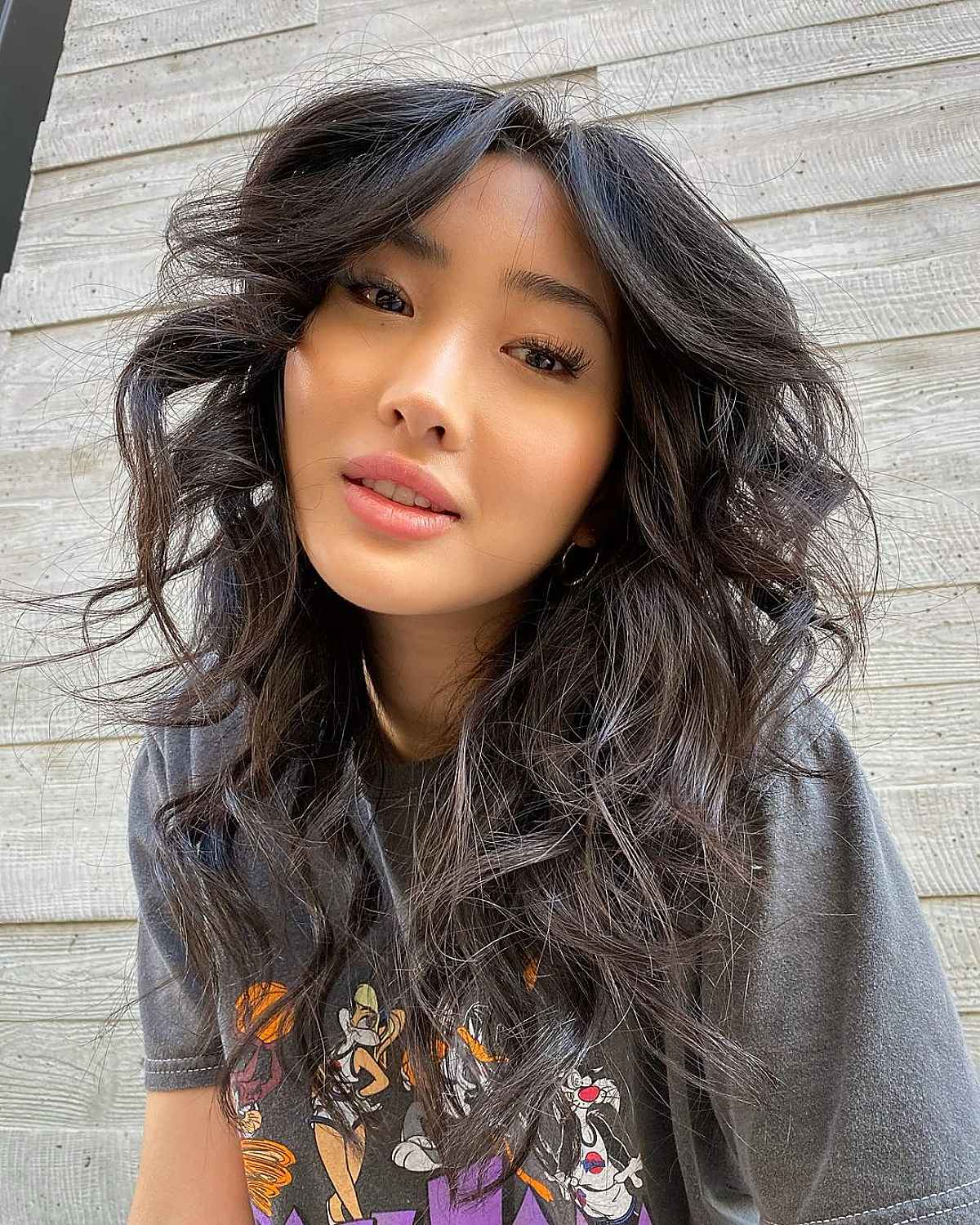 Pairing Curtain Bangs with Wavy Hair? 22 Best Ways to Do It
