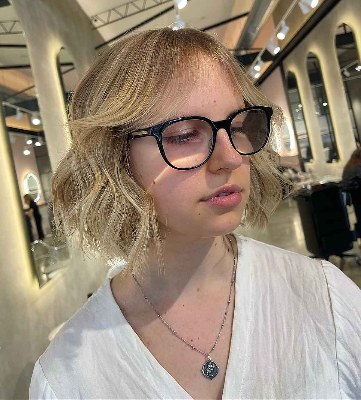 Pairing Curtain Bangs with Wavy Hair? 22 Best Ways to Do It
