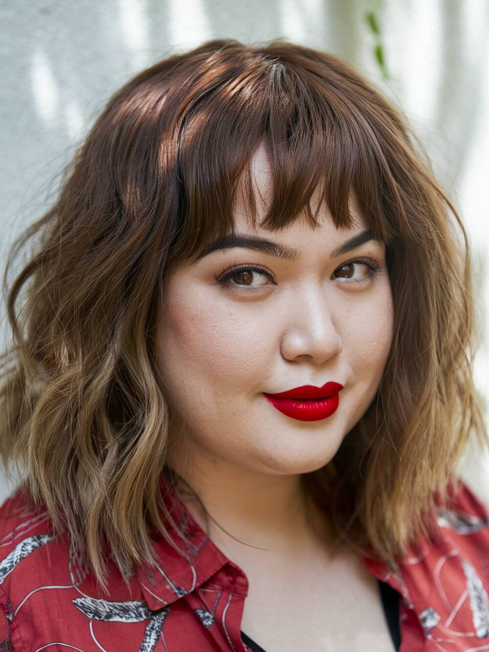15+ Flattering Wavy Hair with Bangs Styles for Round Faces in 2025