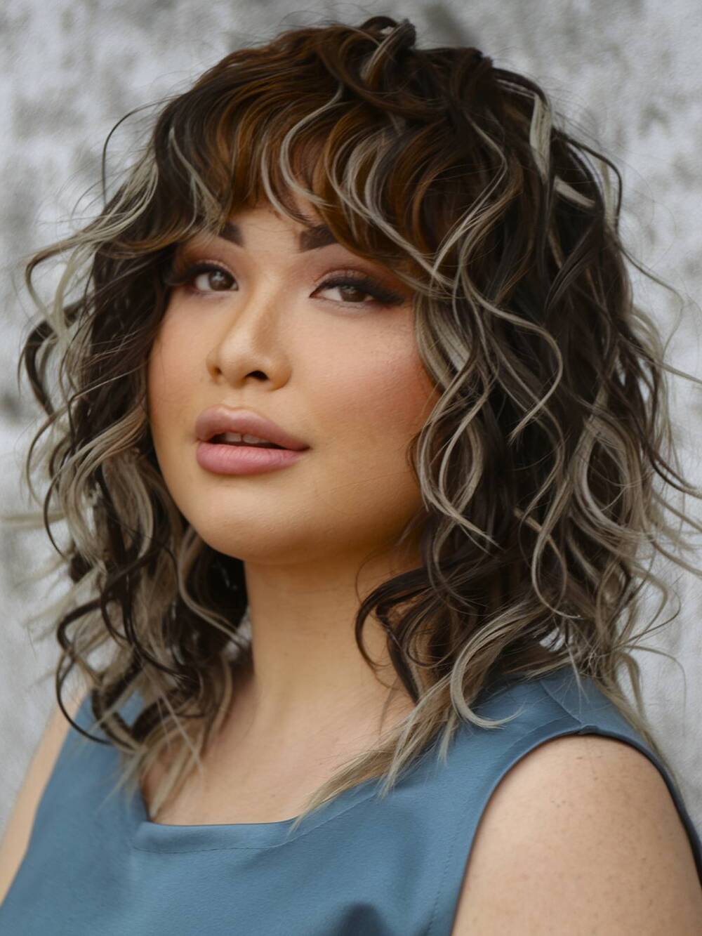 15+ Flattering Wavy Hair with Bangs Styles for Round Faces in 2025