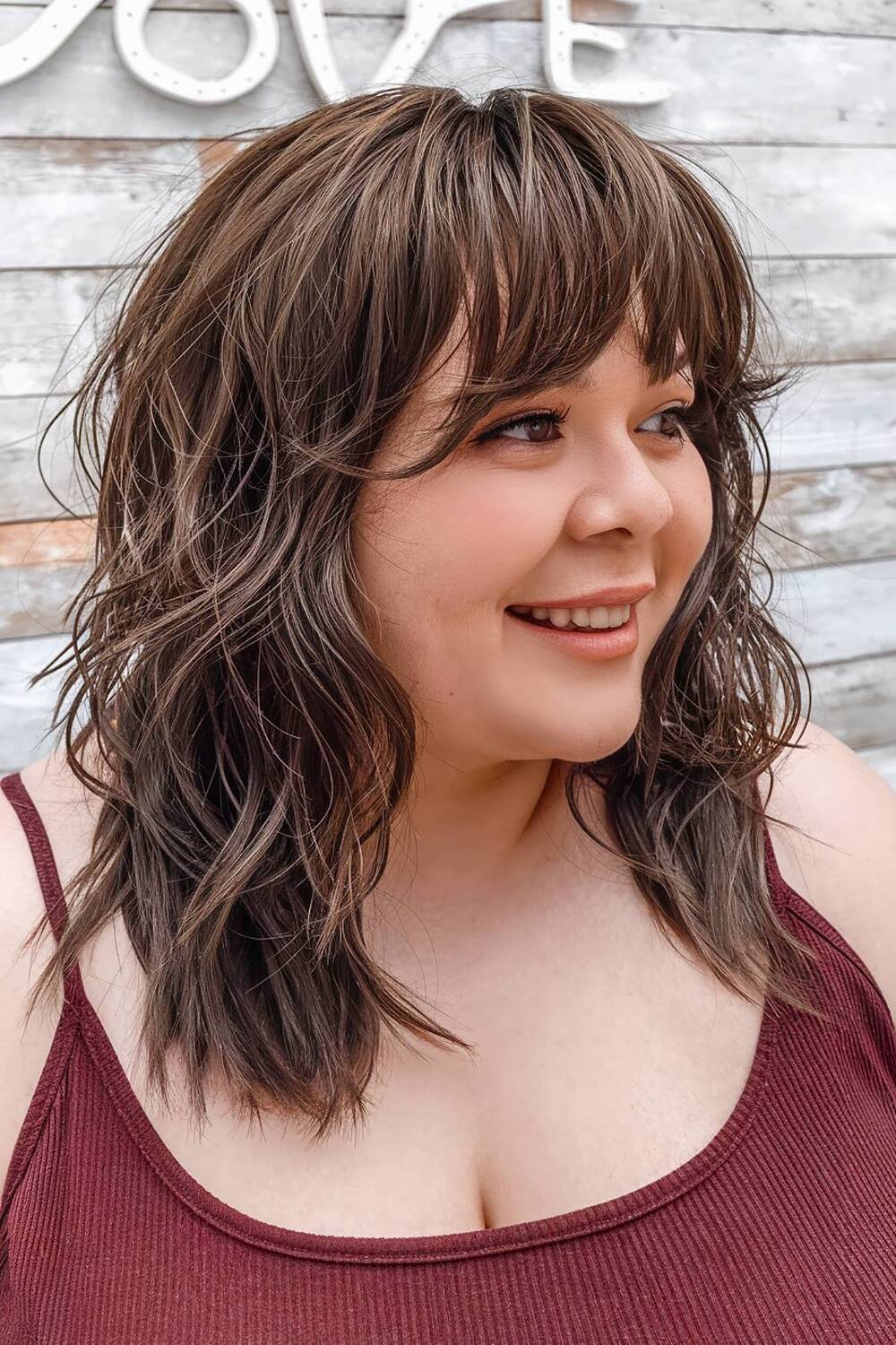 15+ Flattering Wavy Hair with Bangs Styles for Round Faces in 2025