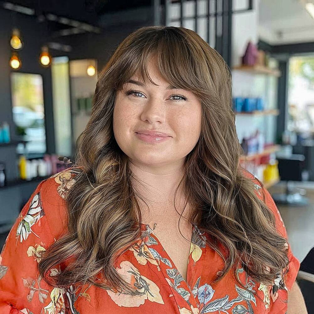15+ Flattering Wavy Hair with Bangs Styles for Round Faces in 2025