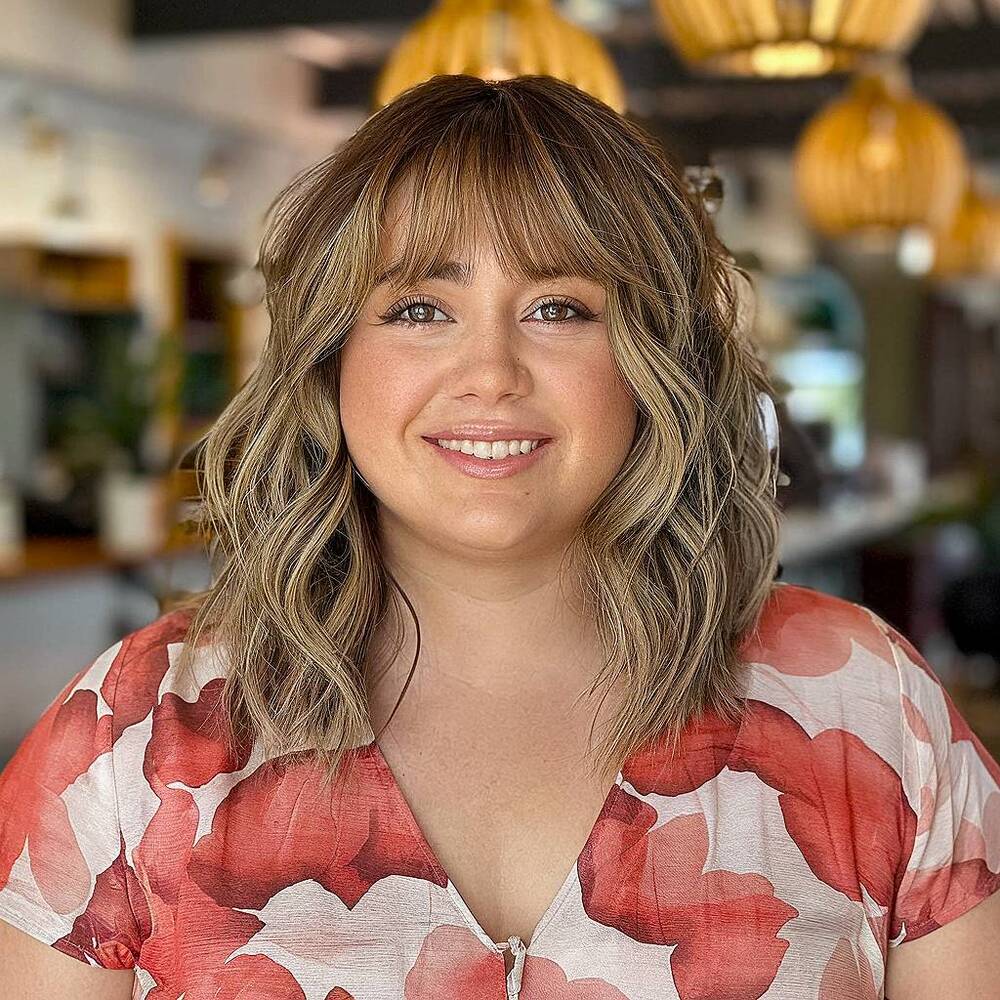 15+ Flattering Wavy Hair with Bangs Styles for Round Faces in 2025