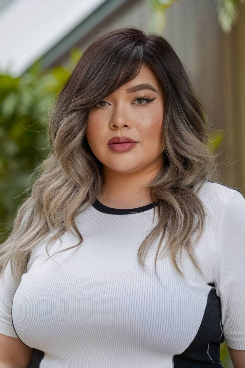 15+ Flattering Wavy Hair with Bangs Styles for Round Faces in 2025