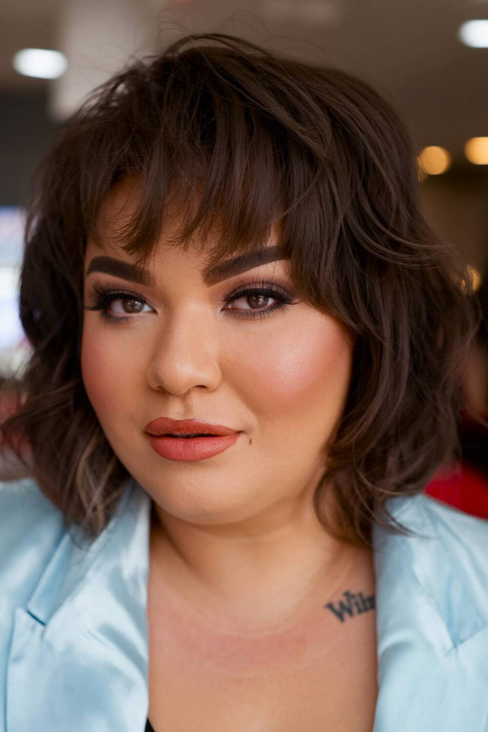 15+ Flattering Wavy Hair with Bangs Styles for Round Faces in 2025