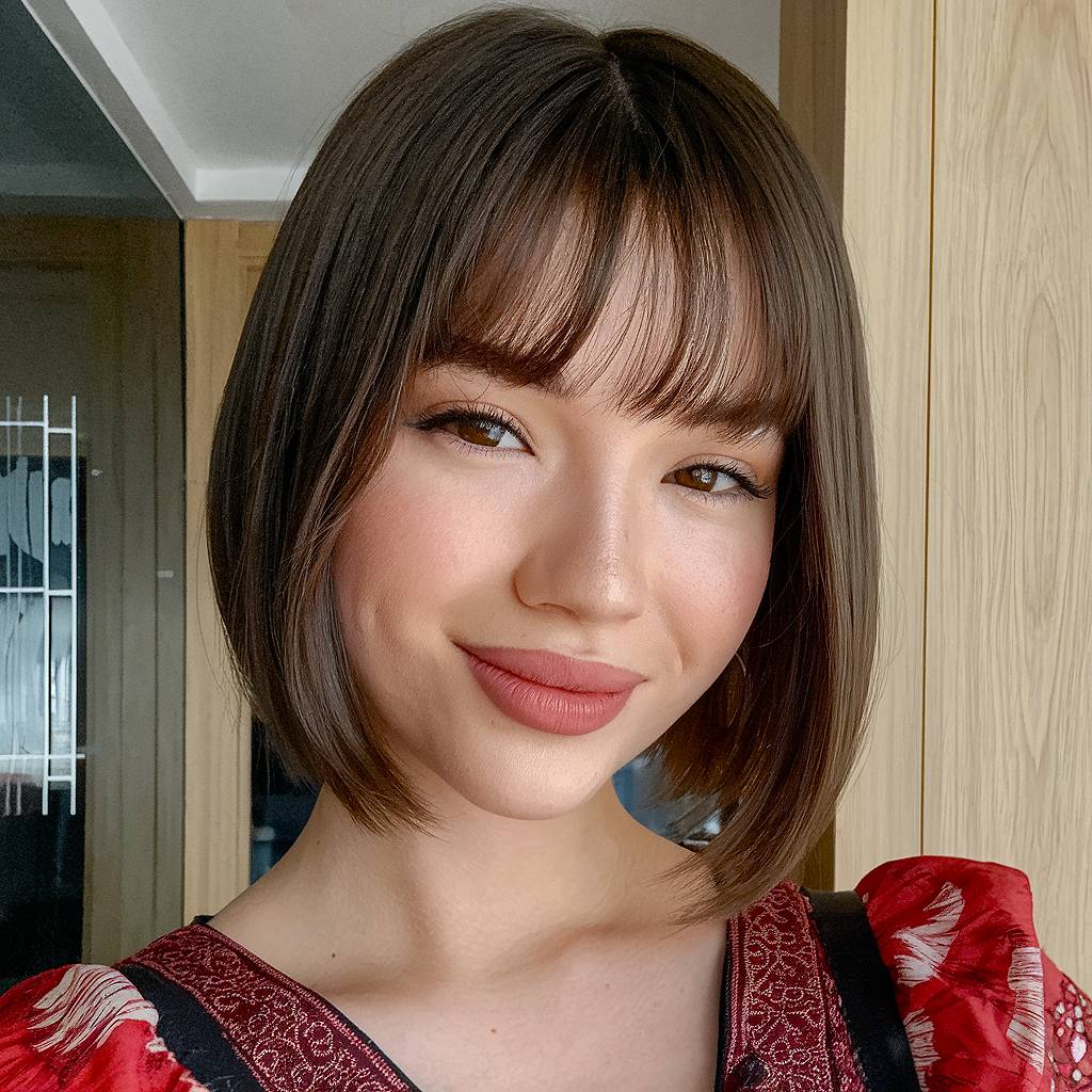 15+ Flattering Bangs for Oval Faces That Are Perfect for 2025