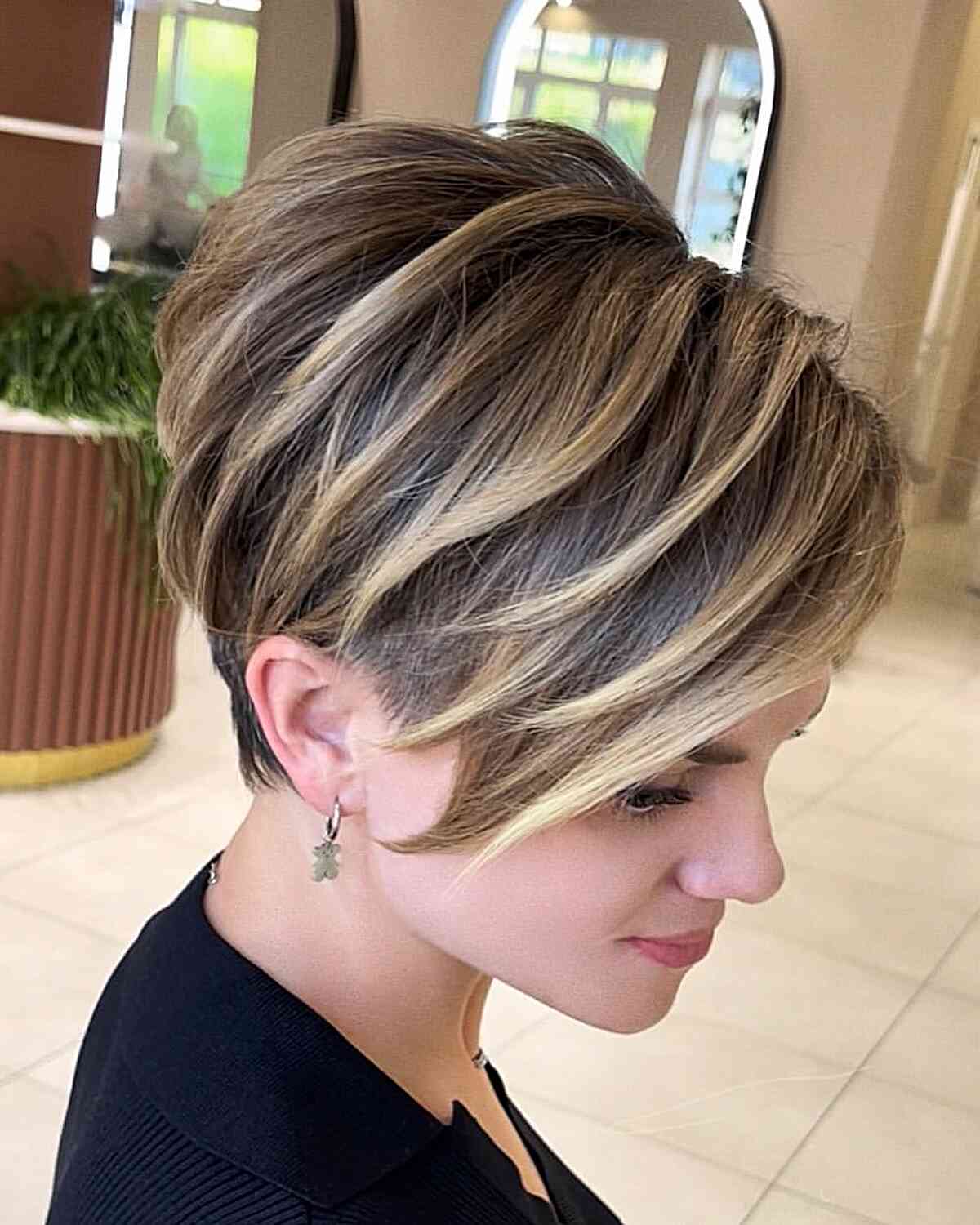 38 Light Blonde Highlights for a Radiant Look in 2025