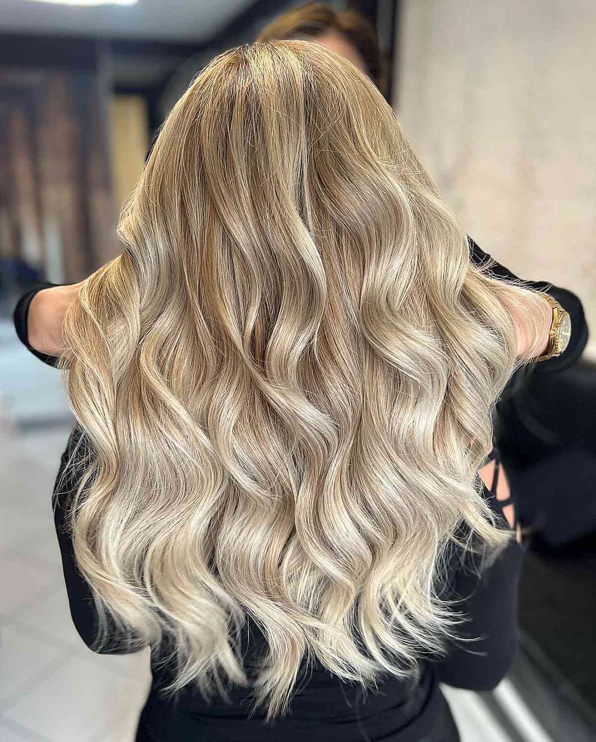 38 Light Blonde Highlights for a Radiant Look in 2025