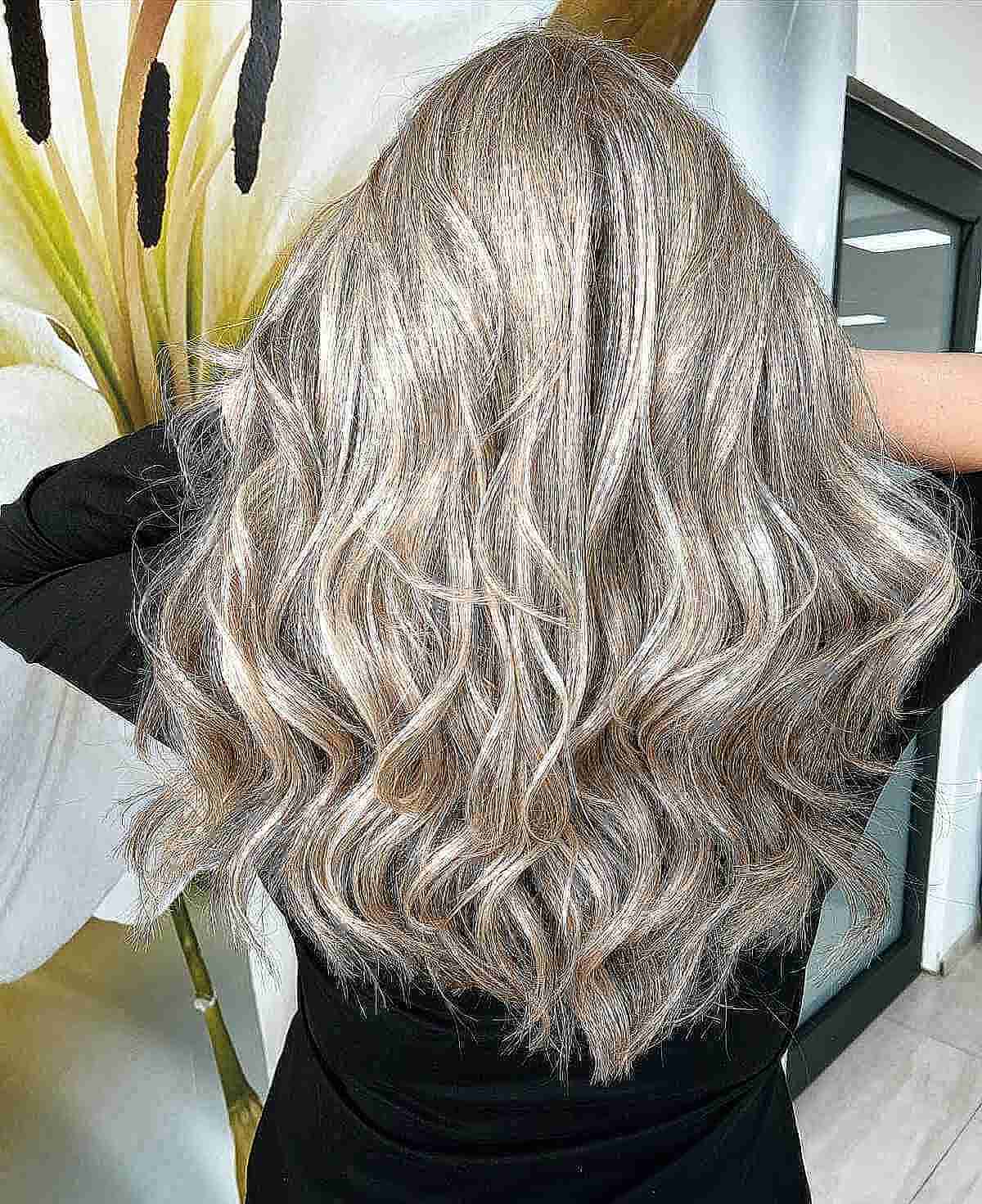 38 Light Blonde Highlights for a Radiant Look in 2025