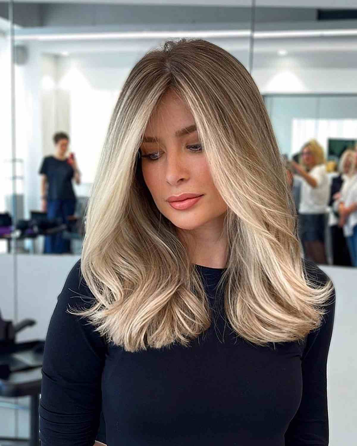38 Light Blonde Highlights for a Radiant Look in 2025