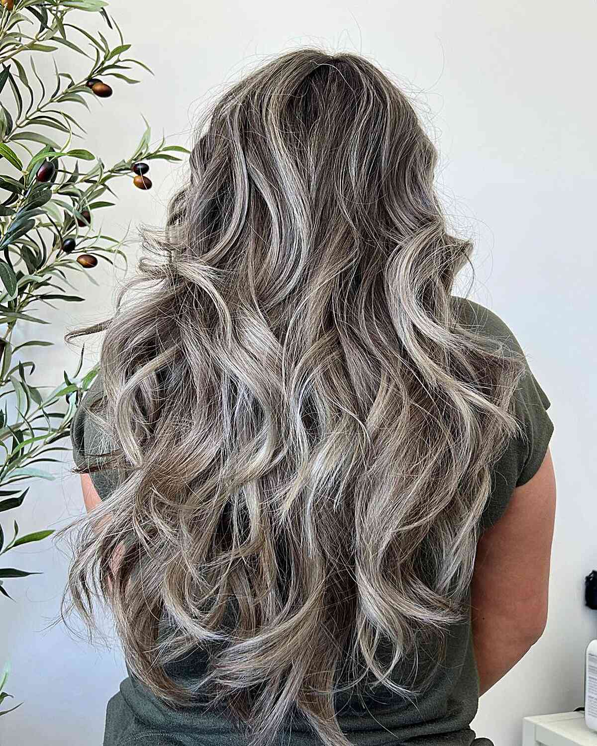 28 Best Ash Blonde Balayage Hair Colors for Every Skin Tone